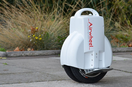 Der Airwheel Q3 als Balance-Elektro-Einrad, verfügt das prägnante aussehen und exklusives Zwillingsbereifung Design. Es überspielt ähnlichen Produkte in motor-Effizienz und Batterie-Bereich.