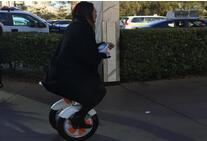 Entdecken Sie Kanal entdeckt Airwheel Sitzhaltung Elektroroller bei CES 2016