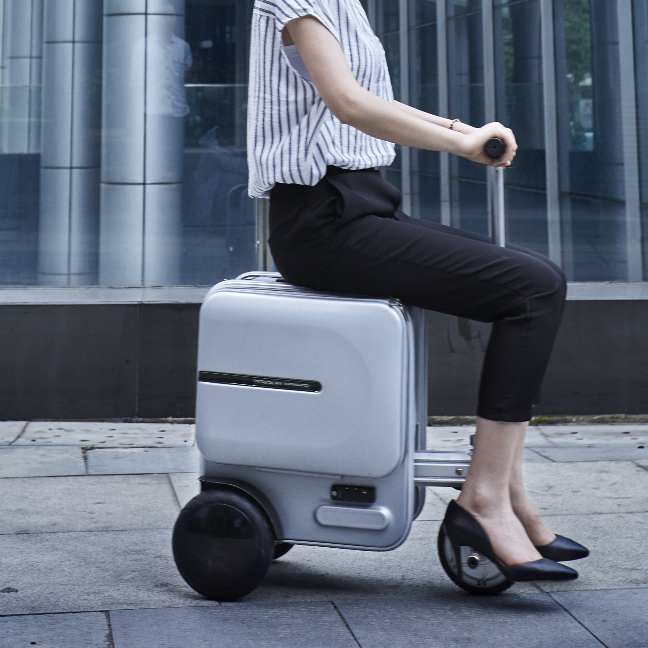 Airwheel SE3 rideable suitcase