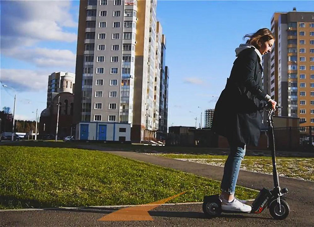 Devin Frau schickte ihm ein Airwheel Z5 Mini Elektroroller, bringt eine große Veränderung. 